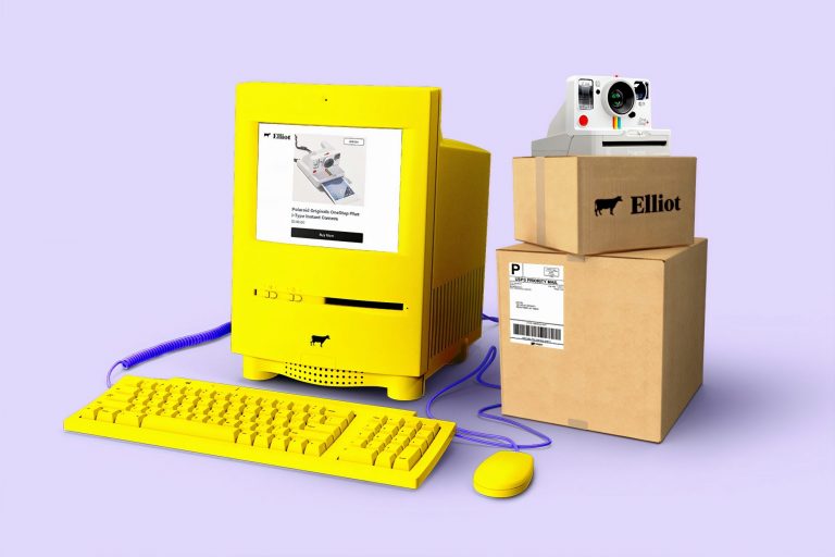 Computador vintage, con cajas de envío